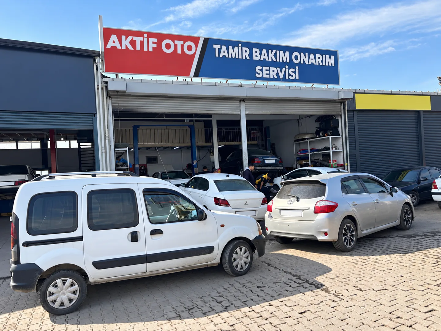 Aktif Oto önündeki araçlar ve günlük çalışma alanı