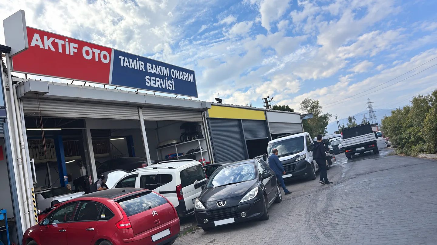 Aktif Oto girişinin sokaktan görünümü