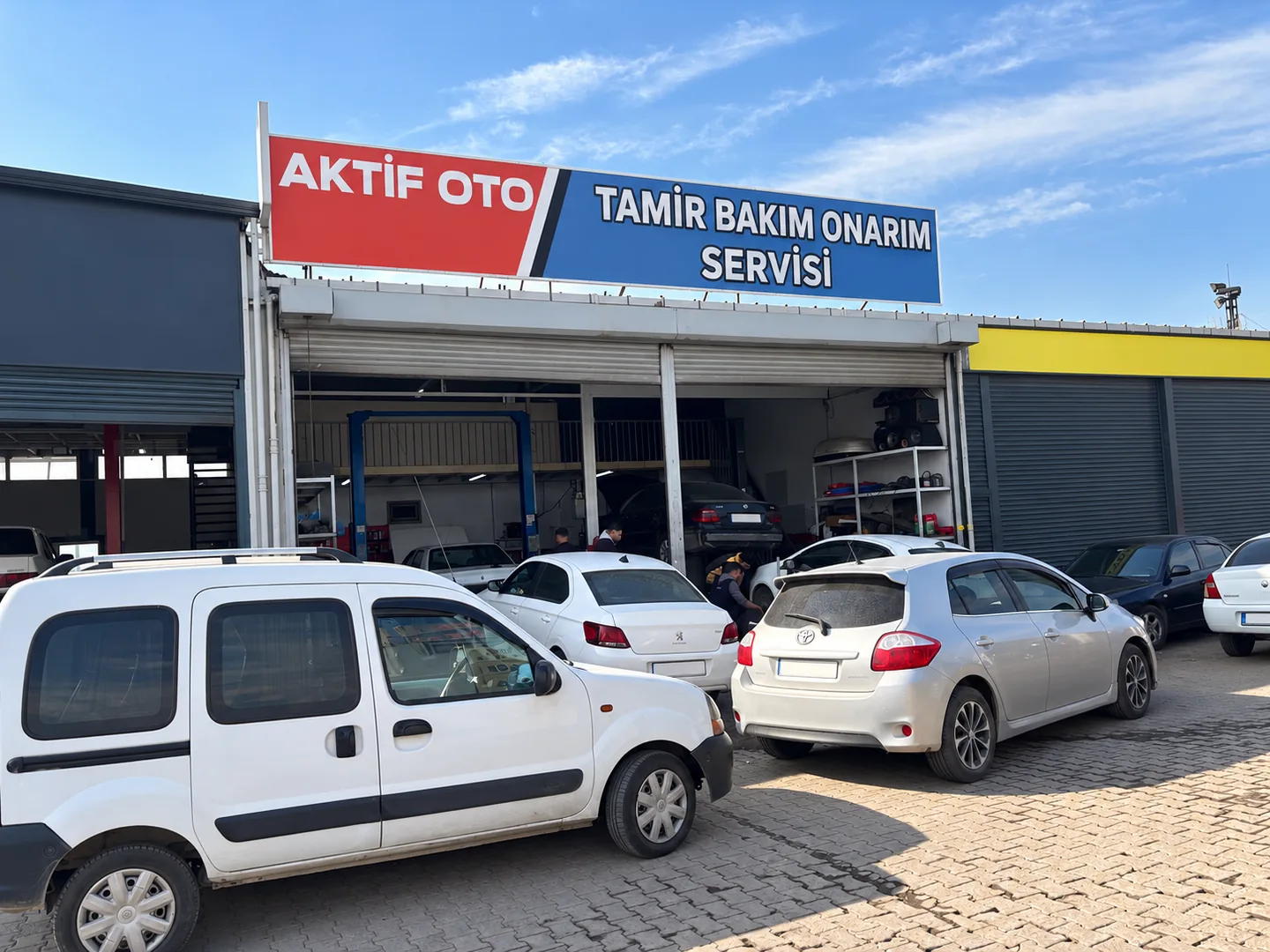 Aktif Oto'nun geniş açıdan dış cephesi