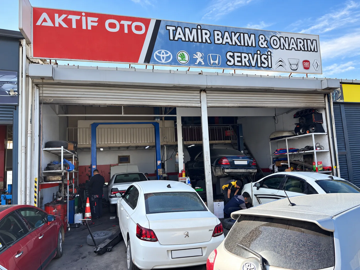 Aktif Oto atölyesinin dış cephesi ve servis alanı