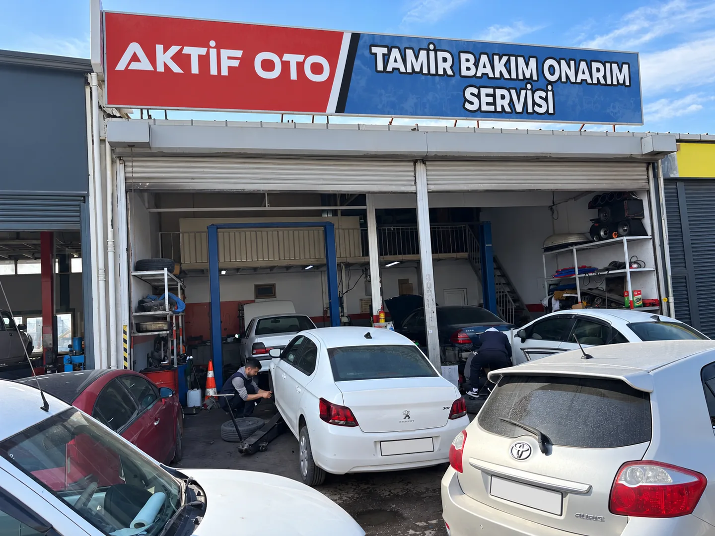 Atölye girişindeki araçlar ve çalışma alanı