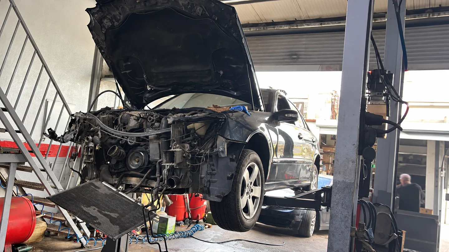 Liftteki aracın açık motor bölümü ve radyatörü