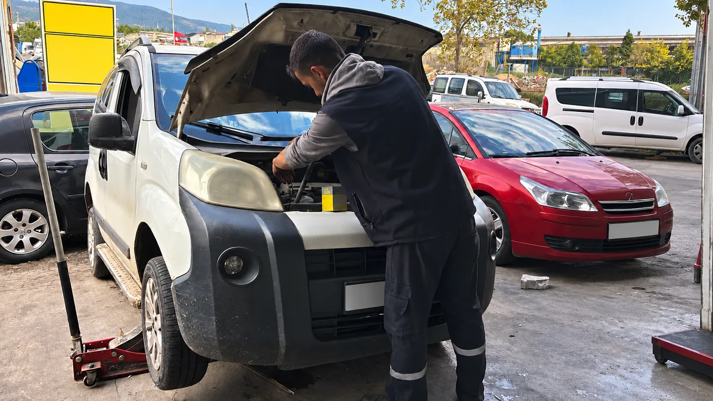 Kaputu açık hafif ticari araca bakım işlemi